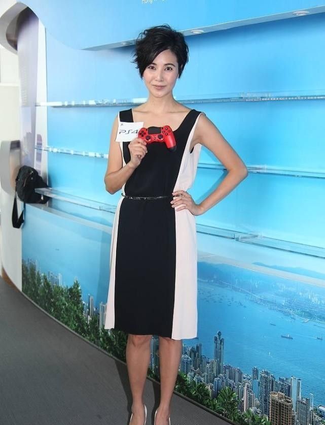 郑伊健挺有福气的妻子蒙嘉慧穿迷你连衣裙显身材看着真温柔