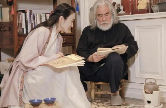 70岁的张纪中老当益壮3年连生2个孩子小31岁博士老婆气质佳