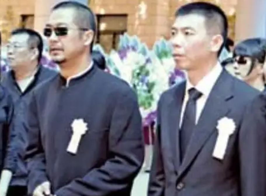 葛优妻子带男童逛街,夫妻丁克30多年,是老来得子还是另有隐情?休闲区蓝鸢梦想 - Www.slyday.coM 葛优妻子带男童逛街,夫妻丁克30多年,是老来得子还是另有隐情?休闲区蓝鸢梦想 - Www.slyday.coM