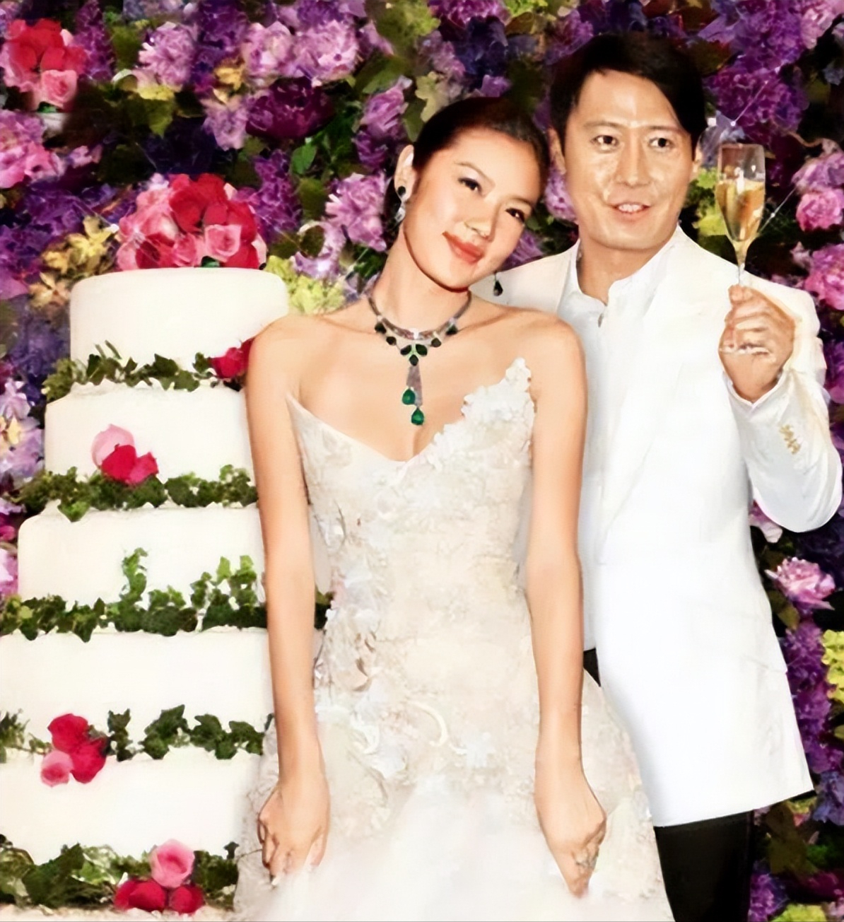 黎明前妻乐基儿罕晒全家福,儿子过3岁生日像妈妈,丈夫白发抢镜