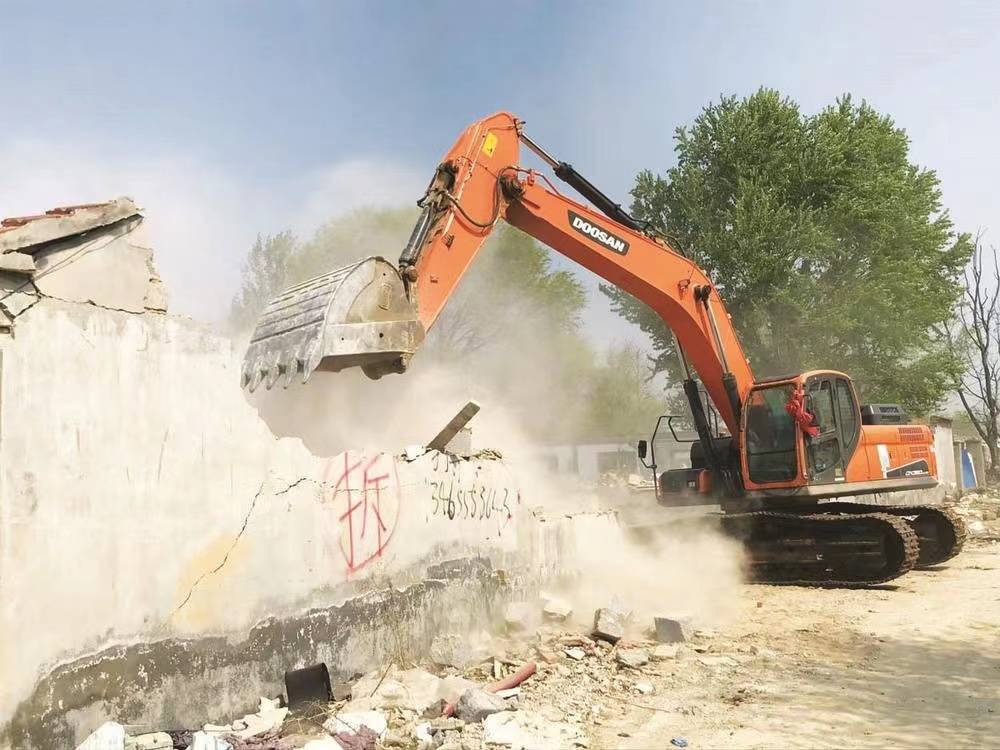 芝罘区违建集中拆除日行动共创整洁有序人居环境