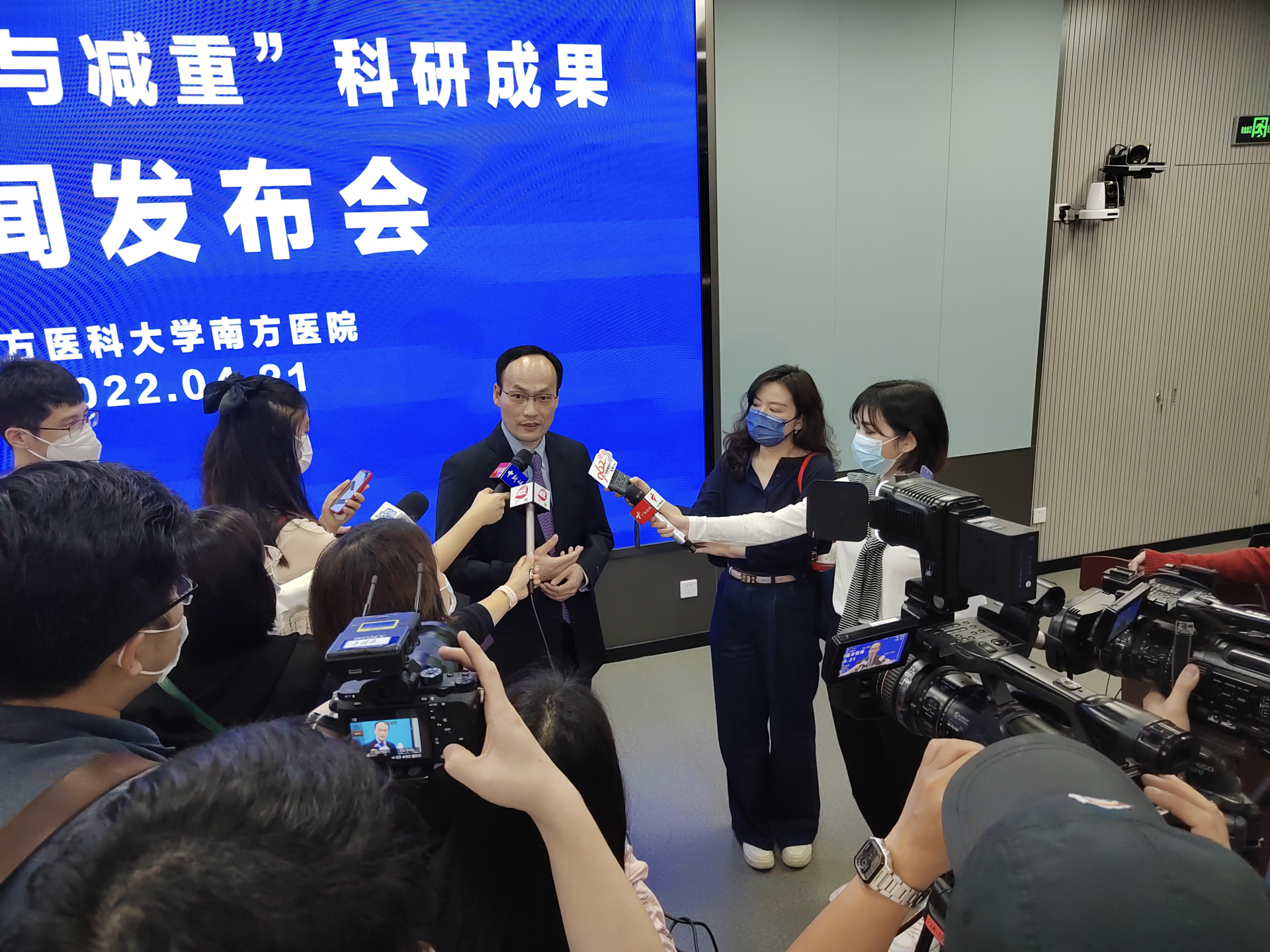 南方医科大学南方医院内分泌代谢科教授张惠杰在接受媒体采访.