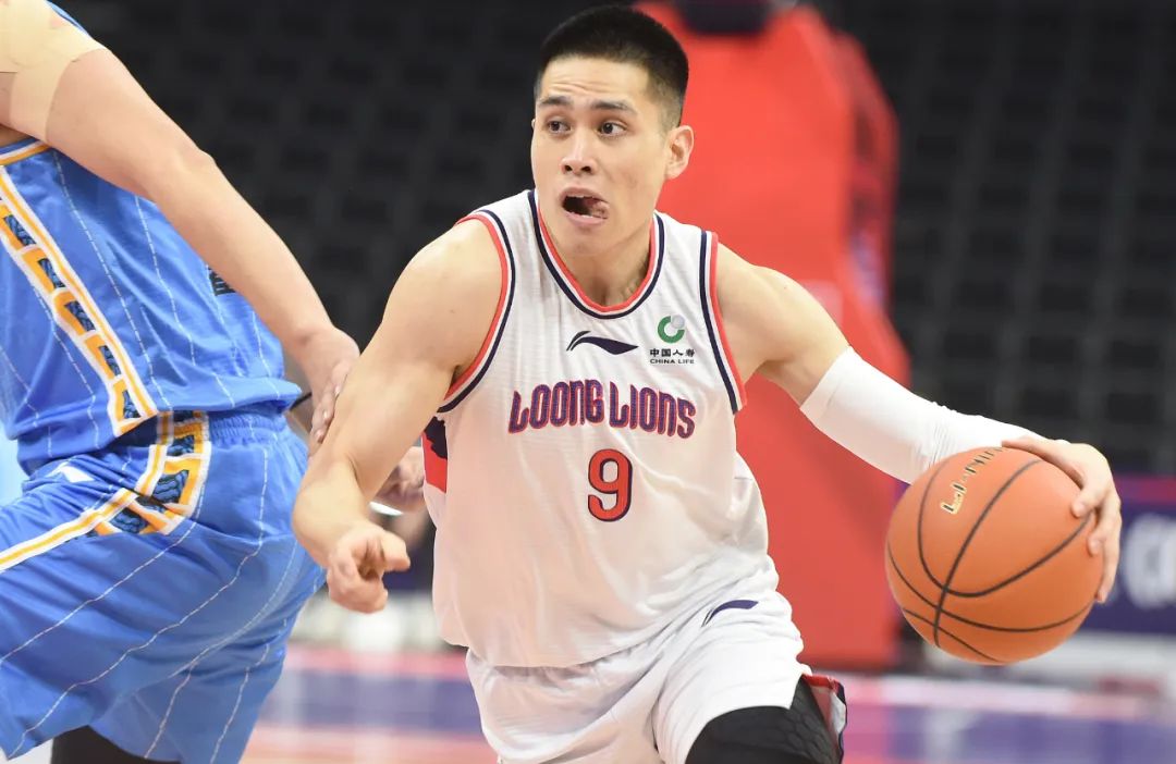 3月3日,广州队当家后卫陈盈骏在比赛中带球突破.&nbsp; 图/新华社