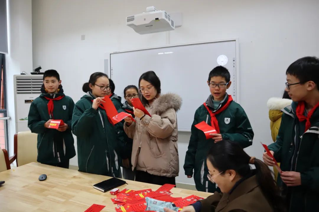 如下,初中毕业后家里不拿钱供读书要自己打工赚钱读书,毕业后年龄大了,企业也不用了,怎么办?