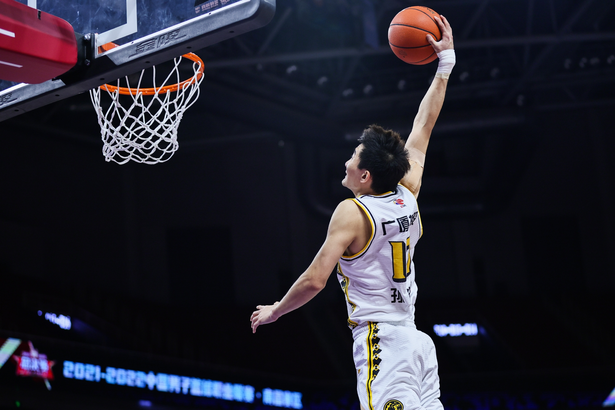 总冠军近在咫尺辽宁队6人得分上双大比分30广厦