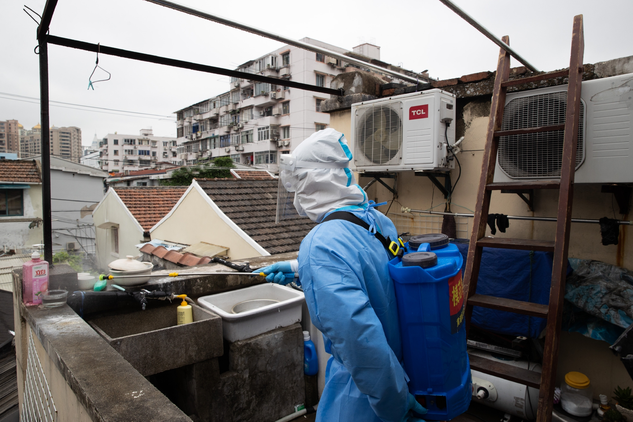 4月23日,在上海市黃浦區小東門街道一老舊小區,由消防隊員組成的志願