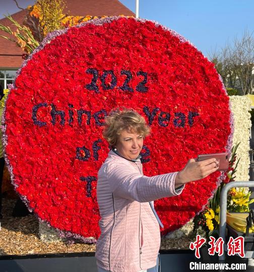 荷兰民众在中国主题花车前自拍留影。　德永健 摄
