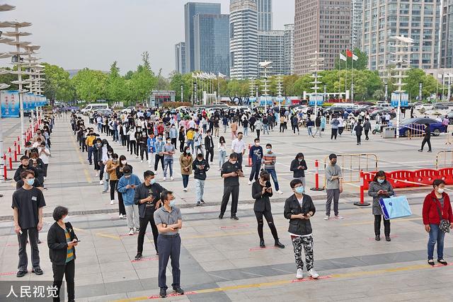 江苏南通市民有序排队接受免费核酸检测