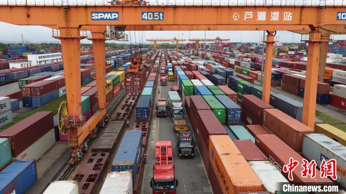 航拍芦潮港集装箱中心站. 殷立勤 摄