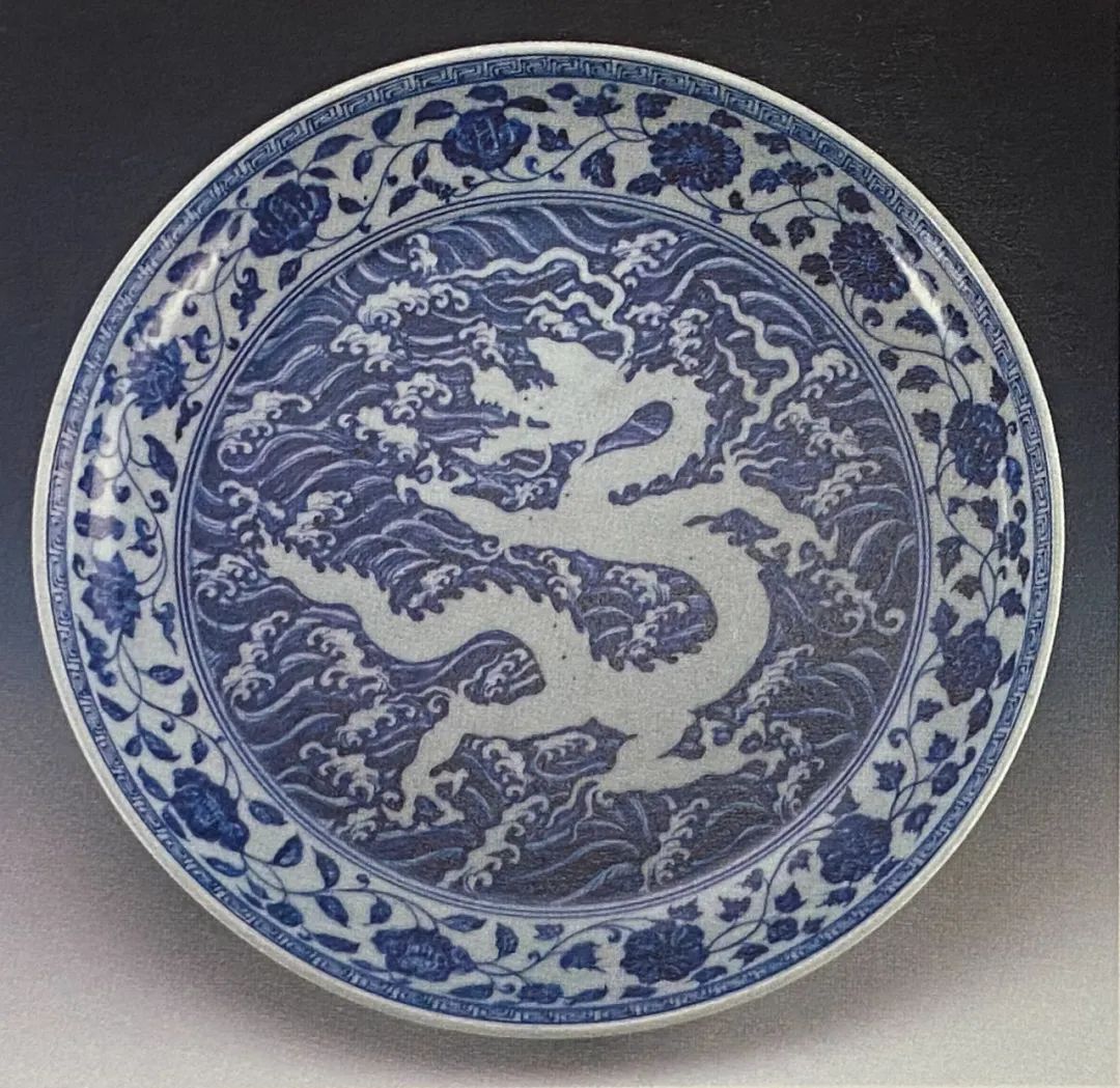 明宣德 青花留白暗刻龙纹海浪大盘 上海博物馆藏