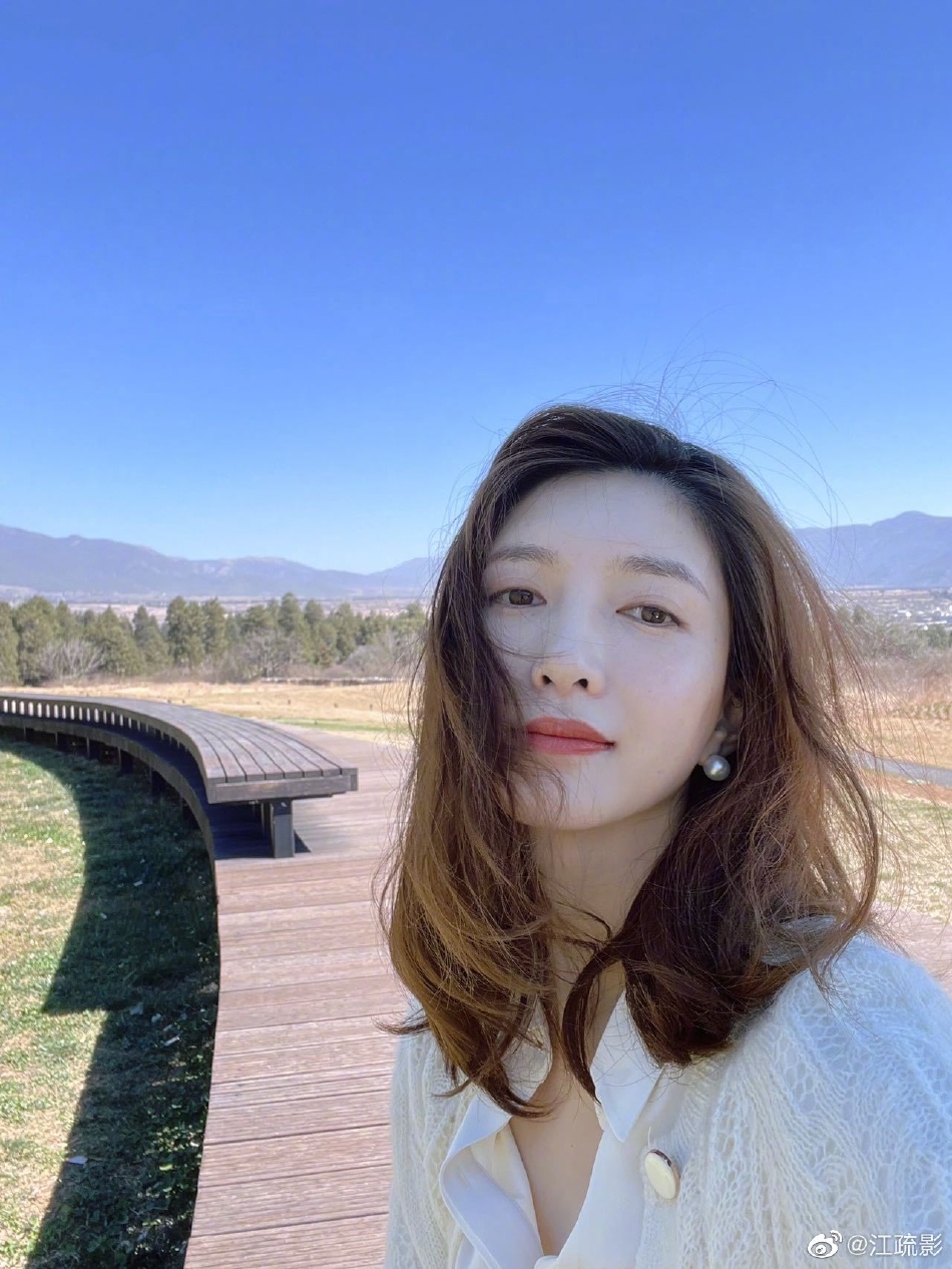 江疏影晒生活随拍着白色针织衫温柔闲适