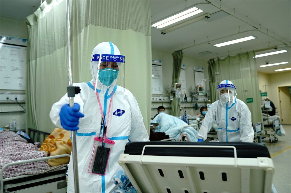 在复旦大学附属闵行医院急诊抢救室,医护人员在忙碌(4月20日摄).