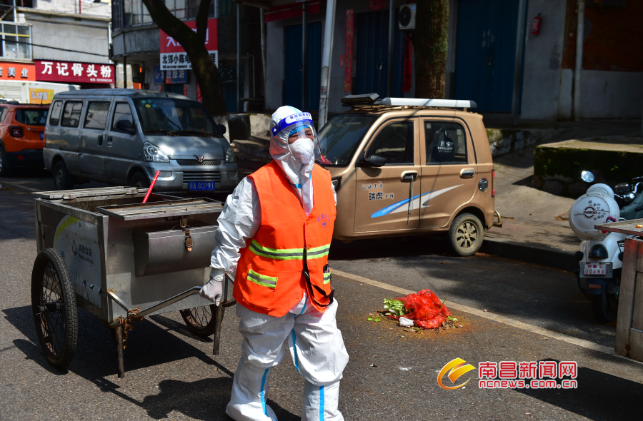 英雄城同心战疫新建区疫线环卫工人的坚守