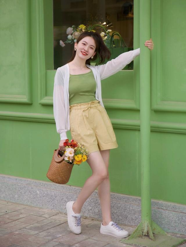 活力女孩子的夏日穿搭针织开衫绿色t恤短裤显高显瘦又洋气