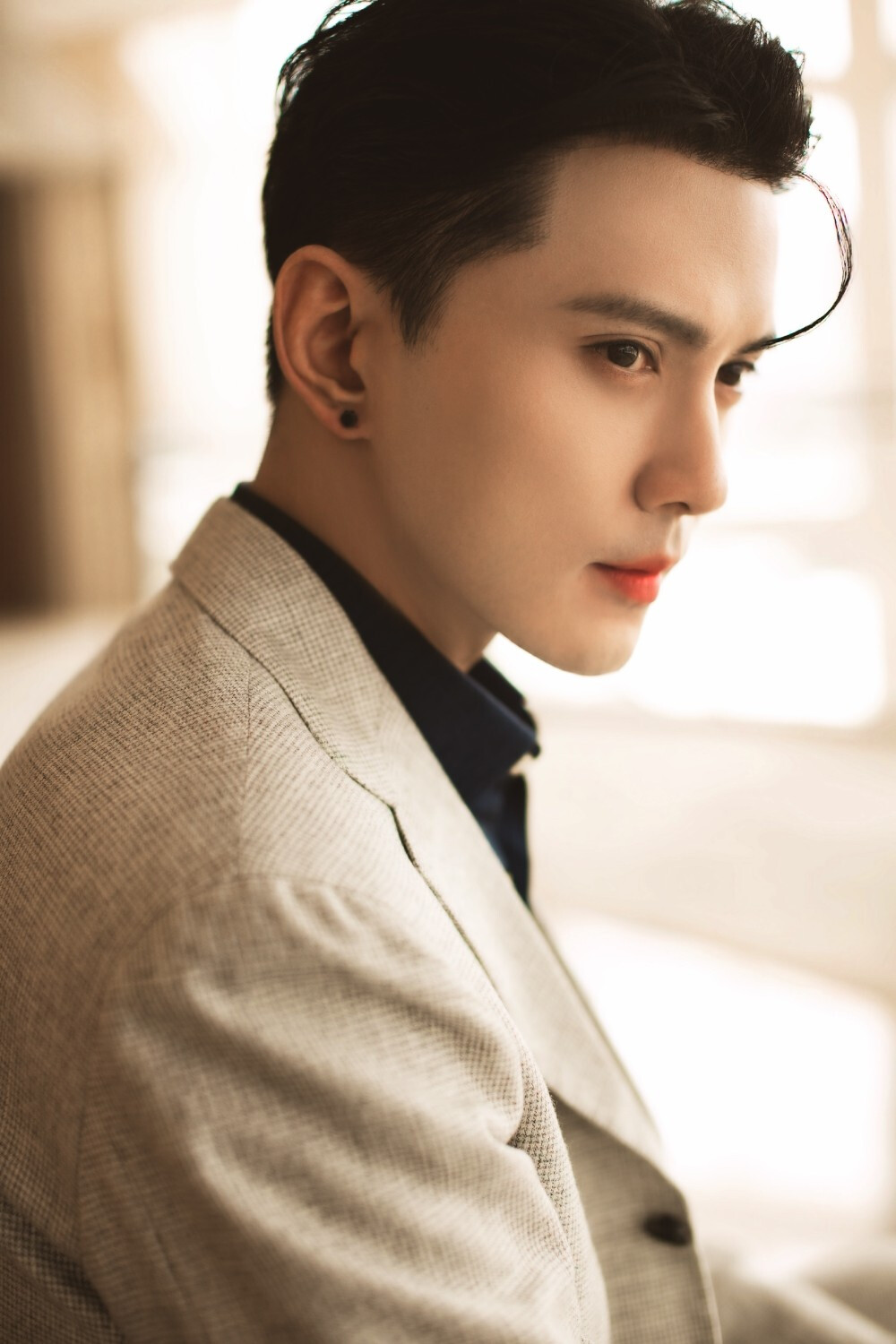 杜江的眼睛轮廓非常大,又大又圆,双眼皮也很宽,加上下眼睑饱满的卧蚕