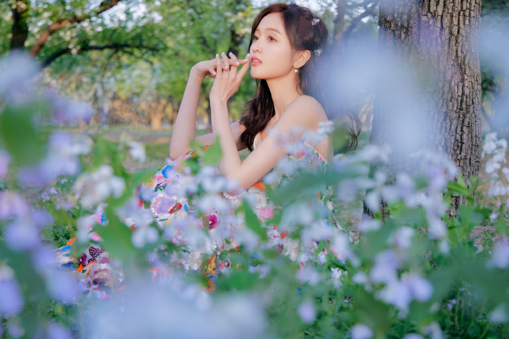 吴宣仪侧拍花絮曝光出镜春日氛围感大片繁花露背长裙优雅温柔