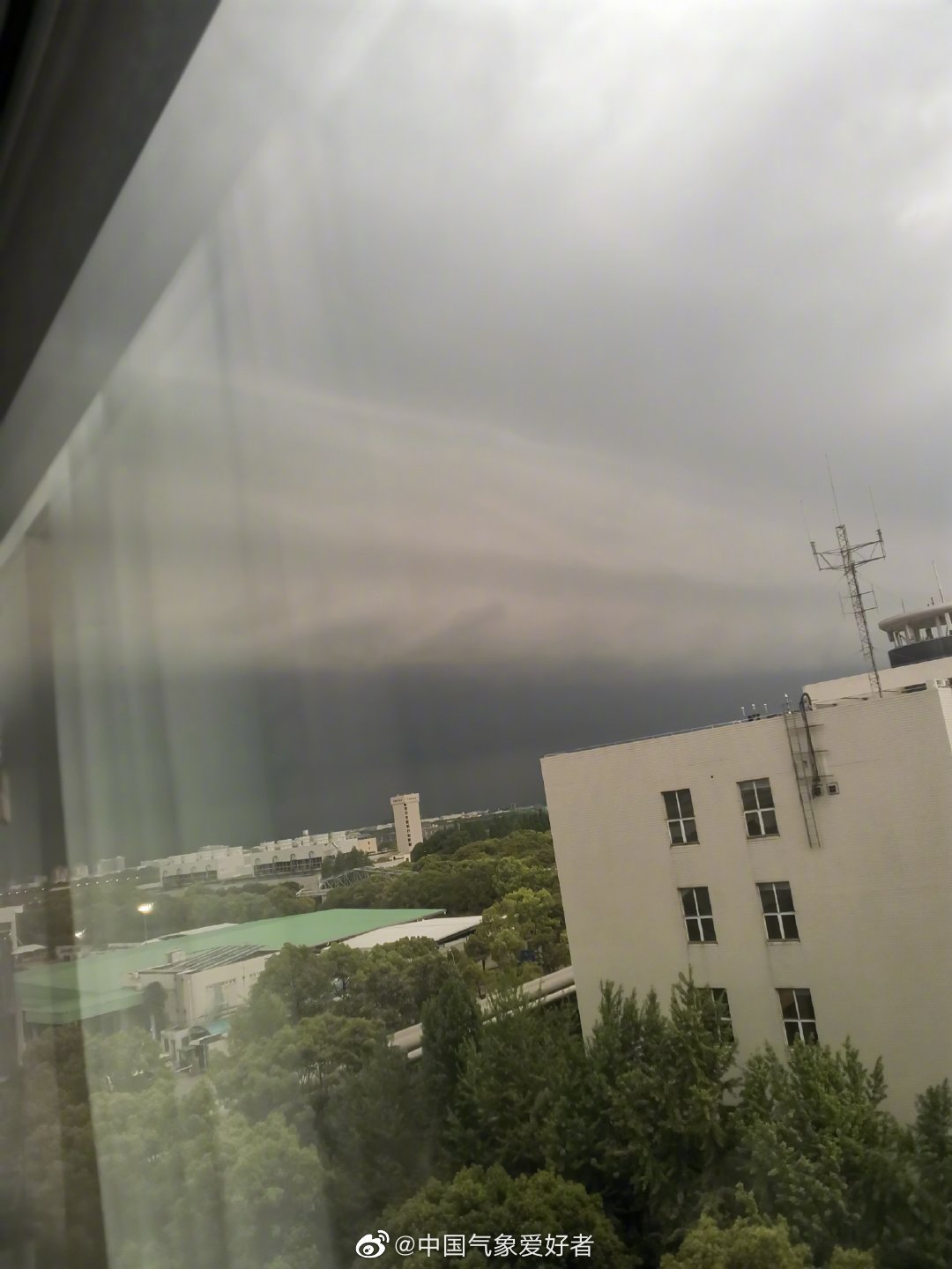 极具压迫感的弧状积雨云已经抵达浦东机场
