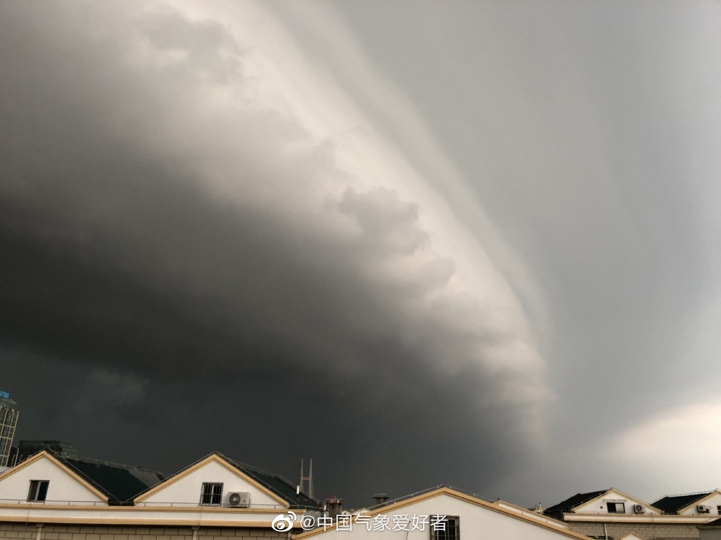 今天下午在上海奉贤拍到的弧状积雨云
