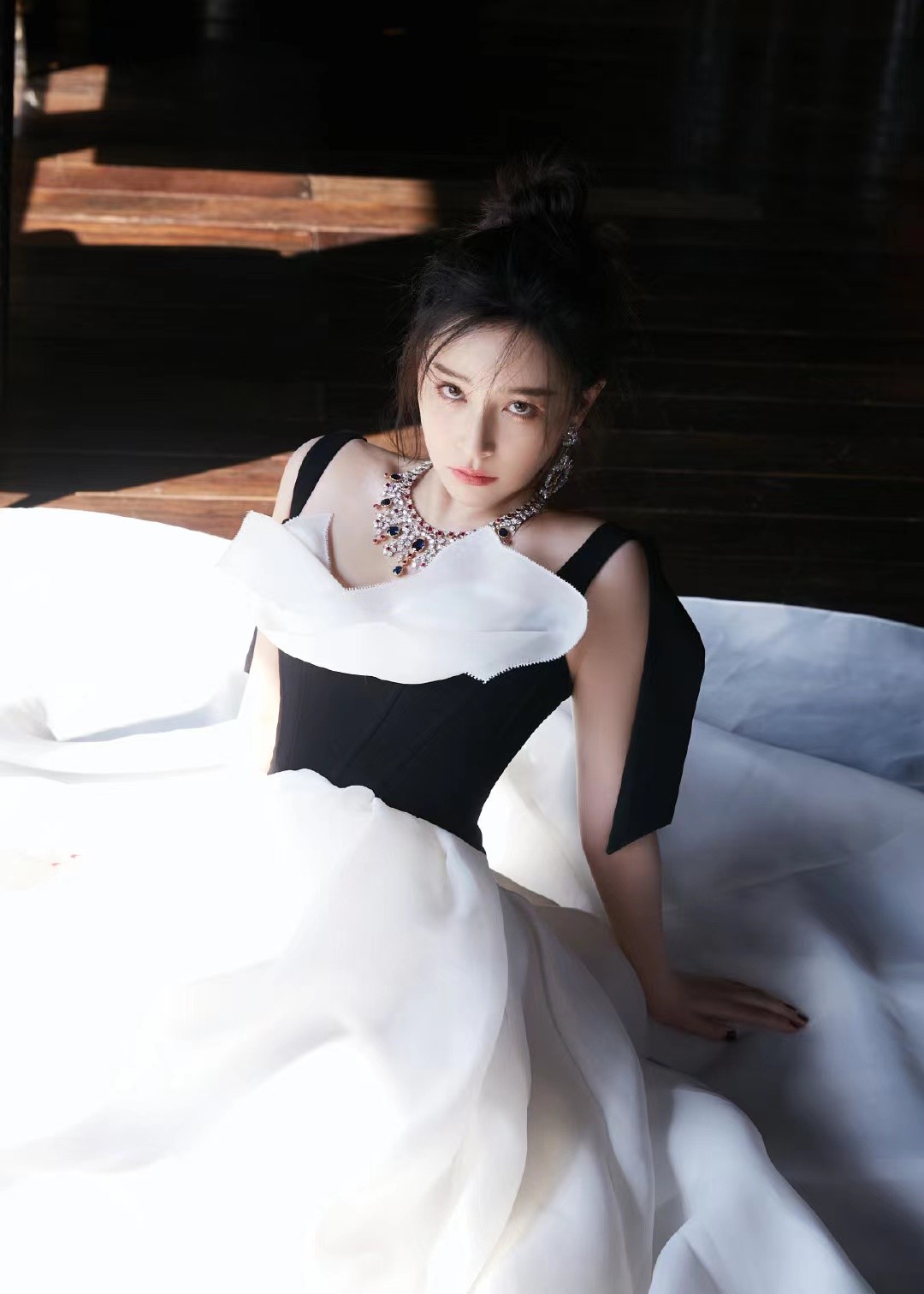 阚清子的浅色瞳孔太美了,一身黑白色长裙亮相,五官精致眼如宝石__财经