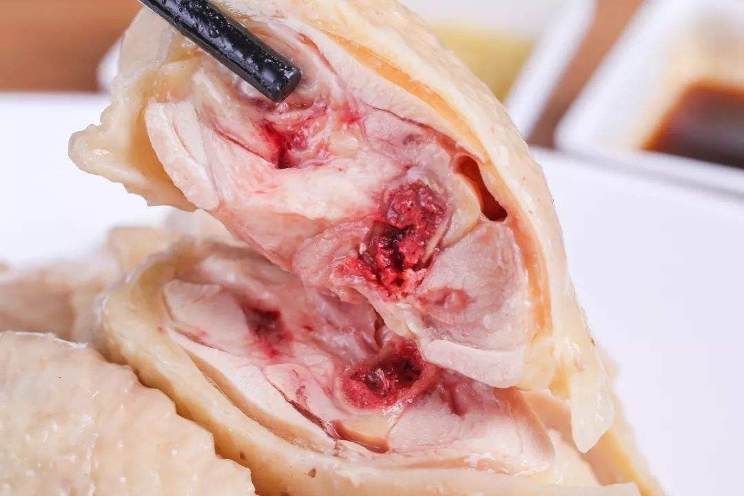 不过北方人很讨厌白切鸡,众所周知鸡肉带着一丝丝的腥味,南方人吃的就