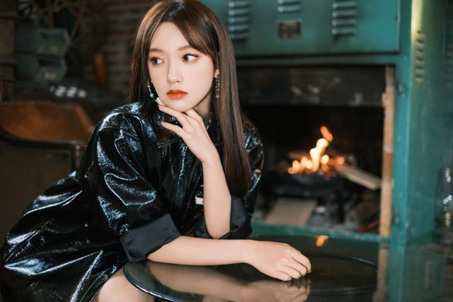 程潇穿紧身衣勾勒出窈窕纤细的曲线,全身黑丝令人印象很深刻__财经