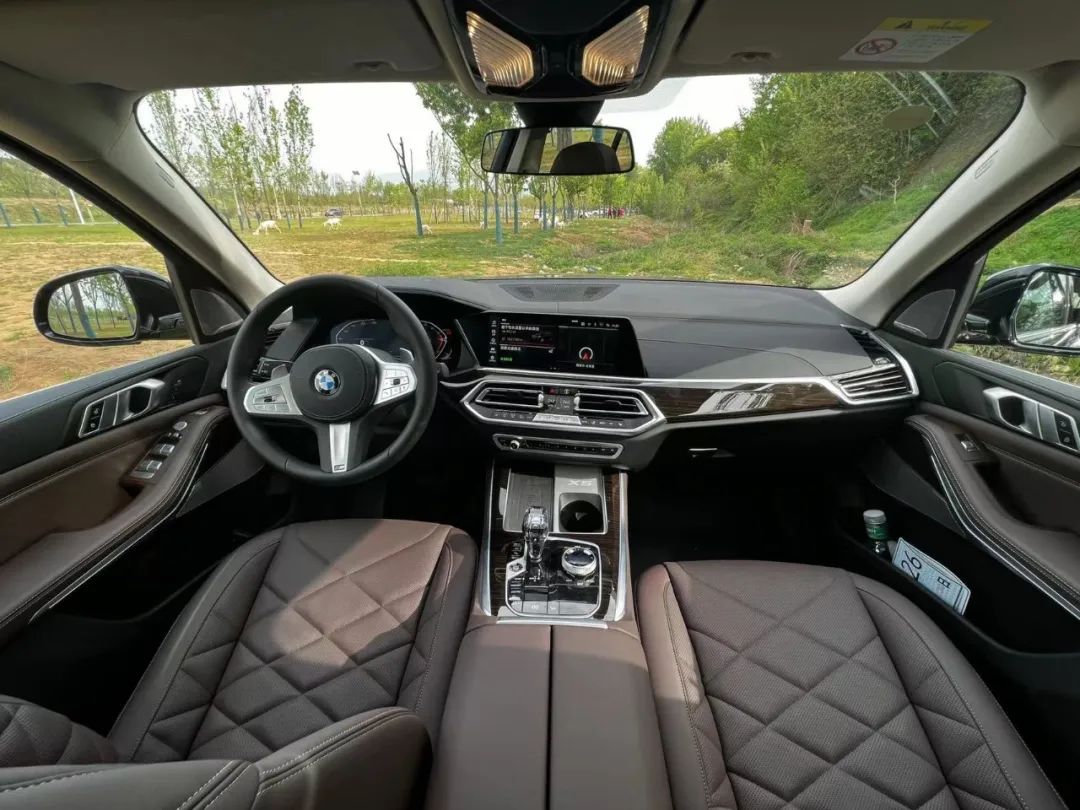 二,内饰更加奢华后备箱经典的"天地门",上下都有门,挺实用的.