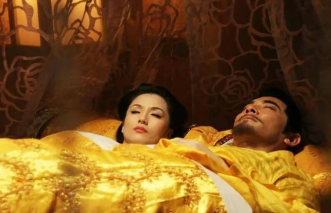 她比皇帝大18岁，又老又丑，她却成了皇帝的魂，她死皇帝也跟着死休闲区蓝鸢梦想 - Www.slyday.coM