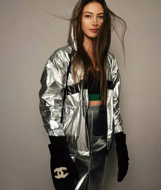 冠军谷爱凌也被吓到啦！穿露脐装秀马甲线，被陌生男子拦住太吓人休闲区蓝鸢梦想 - Www.slyday.coM