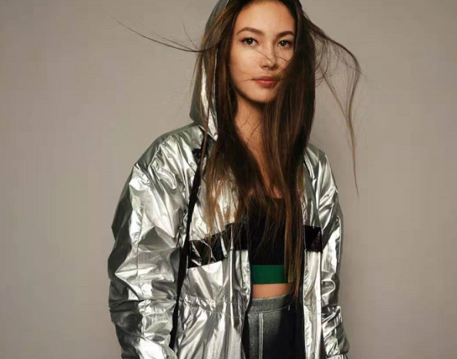 冠军谷爱凌也被吓到啦！穿露脐装秀马甲线，被陌生男子拦住太吓人休闲区蓝鸢梦想 - Www.slyday.coM