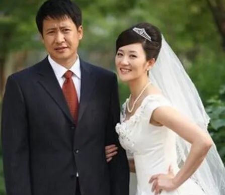 一婚娶剧团同事二婚娶小7岁美女演员如今53岁婚姻生活很幸福