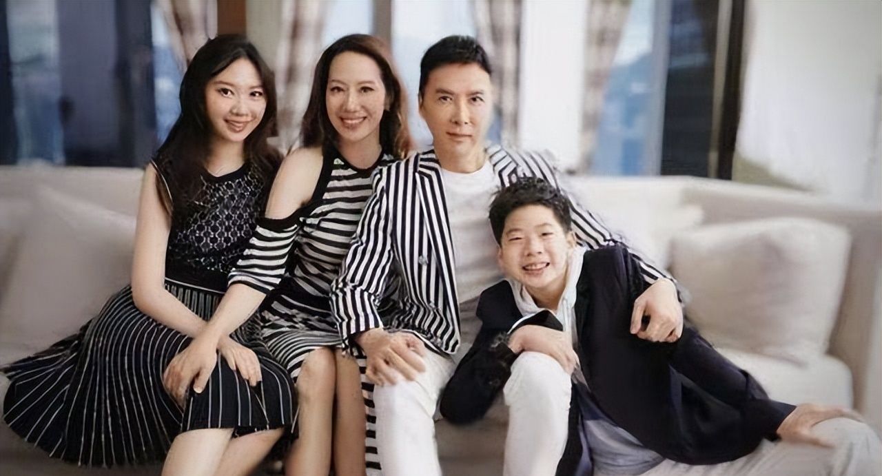 甄子丹一家四口亮相老婆穿紧身裙气场炸裂女儿长腿不输超模妈