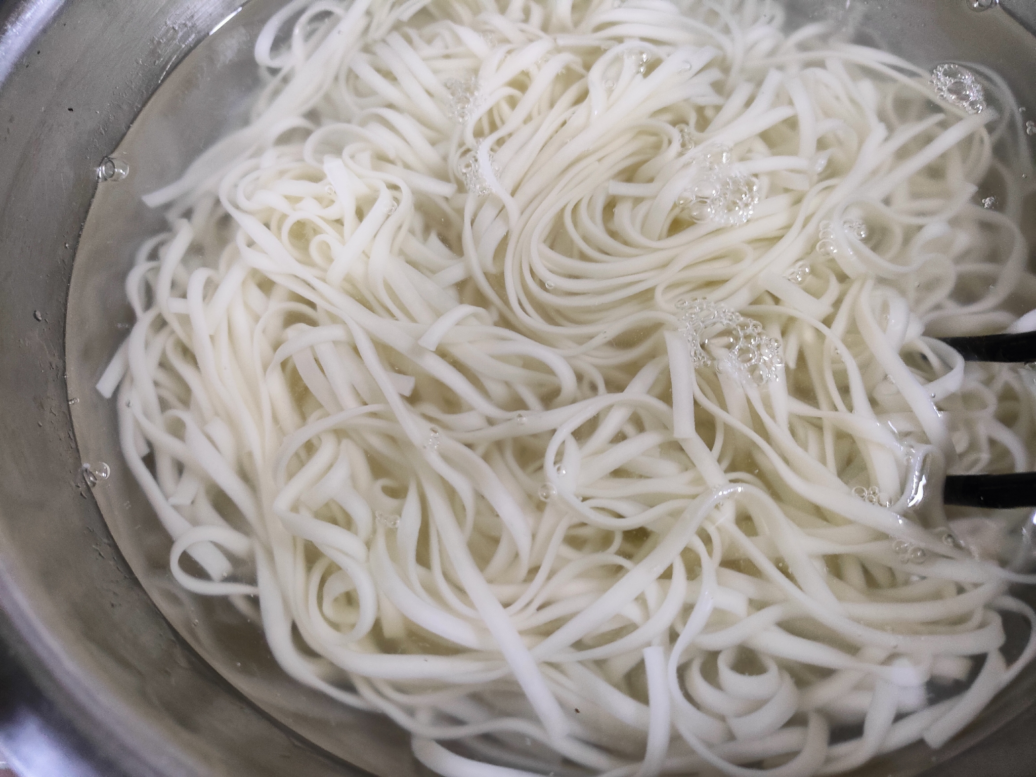 挂面条咋做好吃?试试这方法,肉菜蛋一锅,香,一周4顿不嫌多