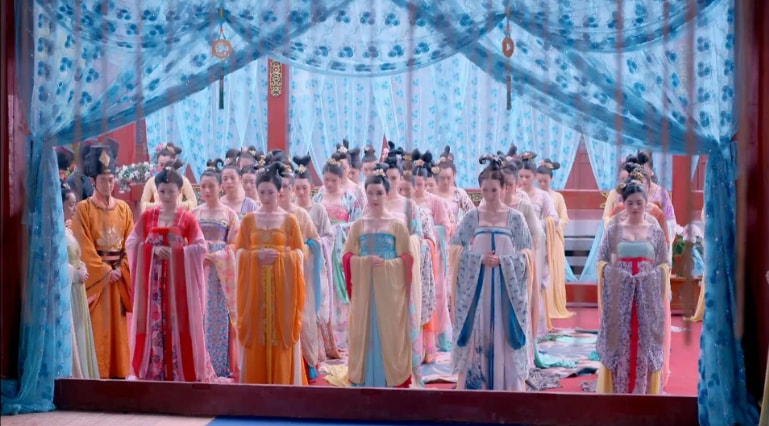 她比皇帝大18岁，又老又丑，她却成了皇帝的魂，她死皇帝也跟着死休闲区蓝鸢梦想 - Www.slyday.coM