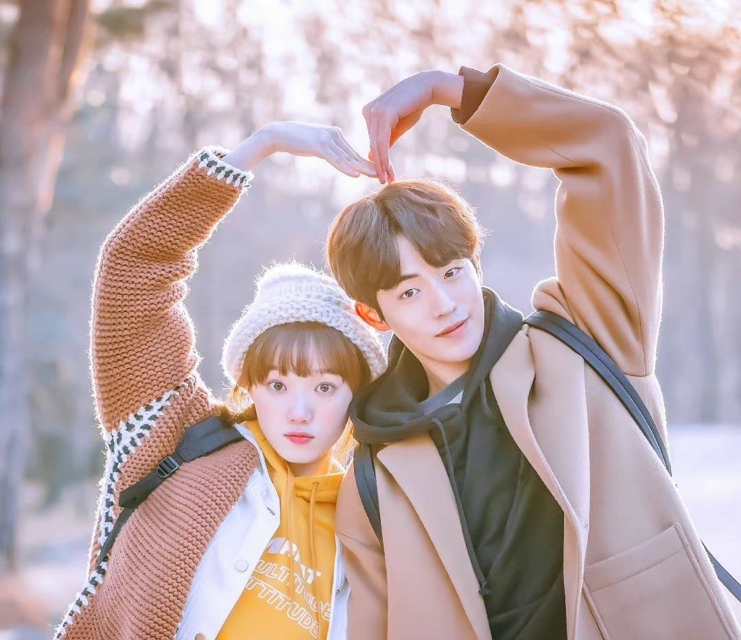 在这之后两个人的恋爱从线上变到了线下,经纪公司公开了恋情,两个人的