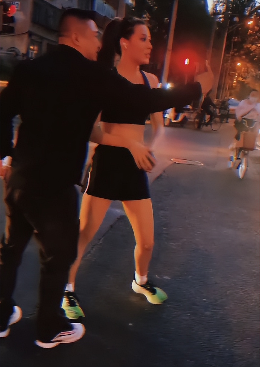 谷爱凌跑步被男粉丝拦下!拉住不让走,强行合影,当场花容失色休闲区蓝鸢梦想 - Www.slyday.coM 谷爱凌跑步被男粉丝拦下!拉住不让走,强行合影,当场花容失色休闲区蓝鸢梦想 - Www.slyday.coM