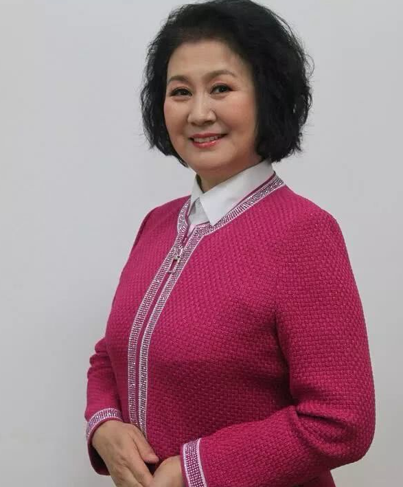 春晚常客黄晓娟:结婚37年很低调,儿子军校毕业有骄傲也有愧疚|黄晓娟