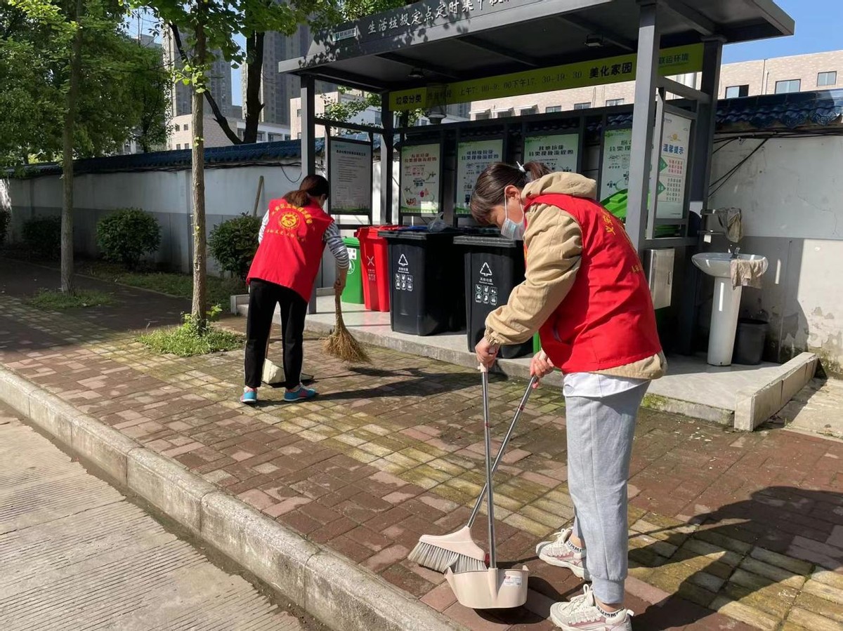 万鸡山社区开展绿色家园齐守护环境整治志愿服务活动