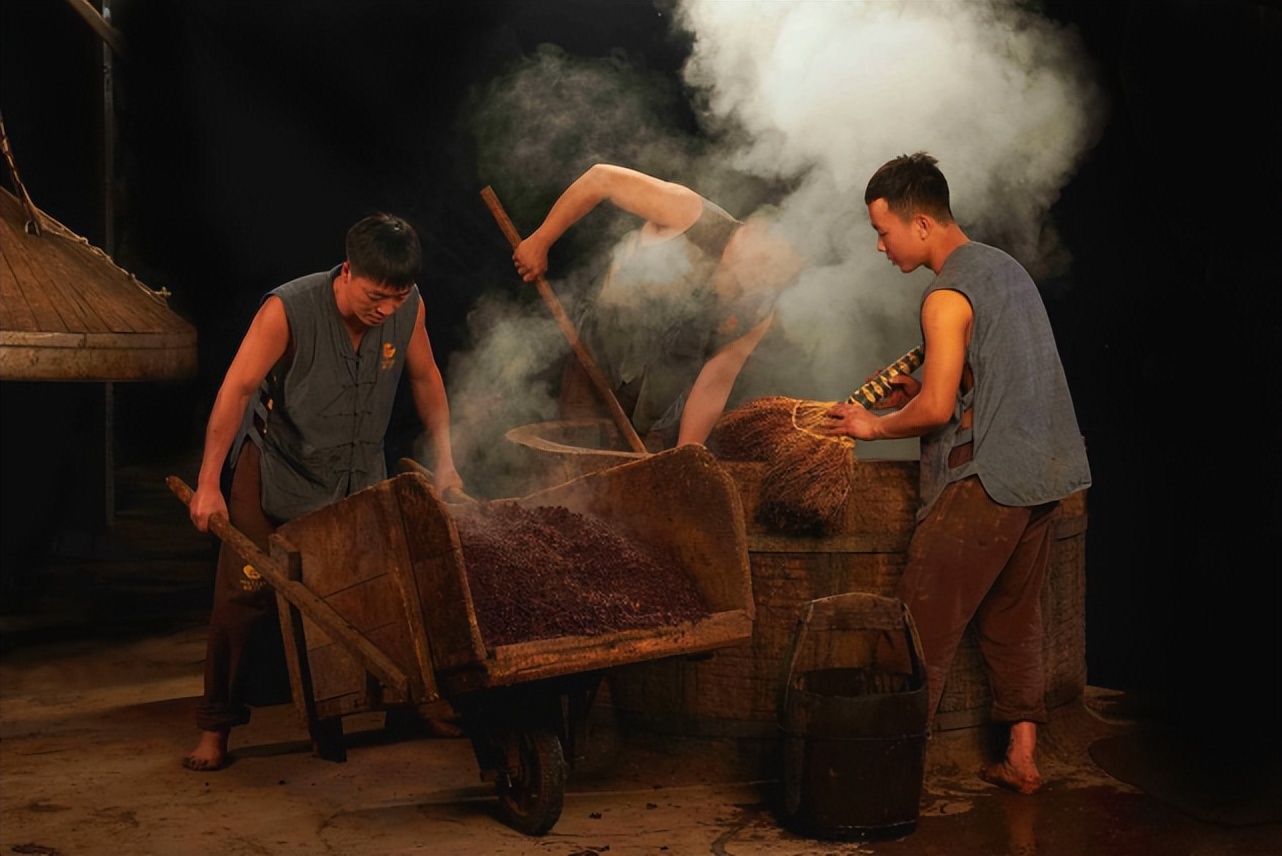 品质,不追求产量,口感细腻,优雅,精耕细作,低水分酱酒极具大工匠精神