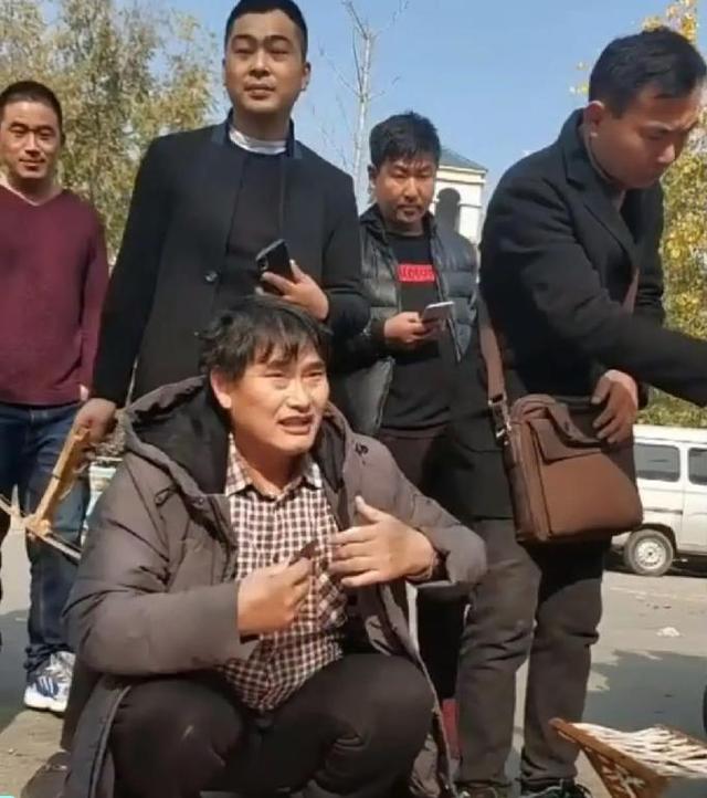 一箱排骨惹争议大衣哥买肉解馋遭村民哄抢白吃白拿还嫌不够分