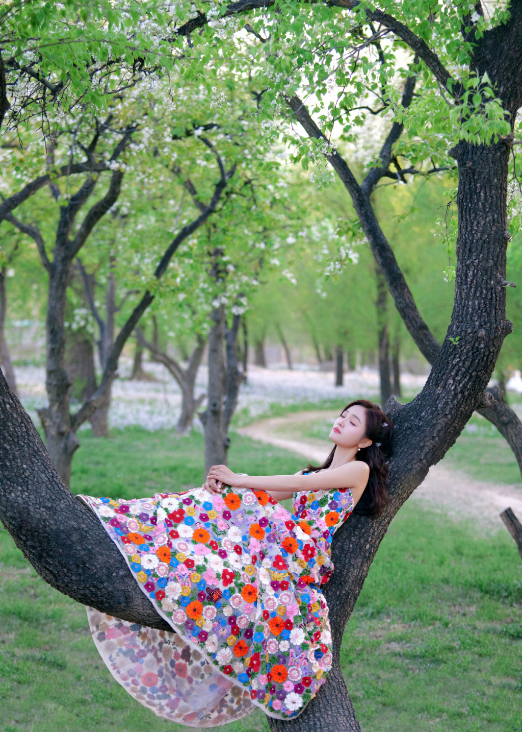 吴宣仪侧拍花絮曝光出镜春日氛围感大片繁花露背长裙优雅温柔