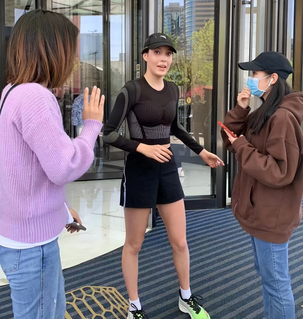 谷爱凌跑步被男粉丝拦下!拉住不让走,强行合影,当场花容失色休闲区蓝鸢梦想 - Www.slyday.coM 谷爱凌跑步被男粉丝拦下!拉住不让走,强行合影,当场花容失色休闲区蓝鸢梦想 - Www.slyday.coM