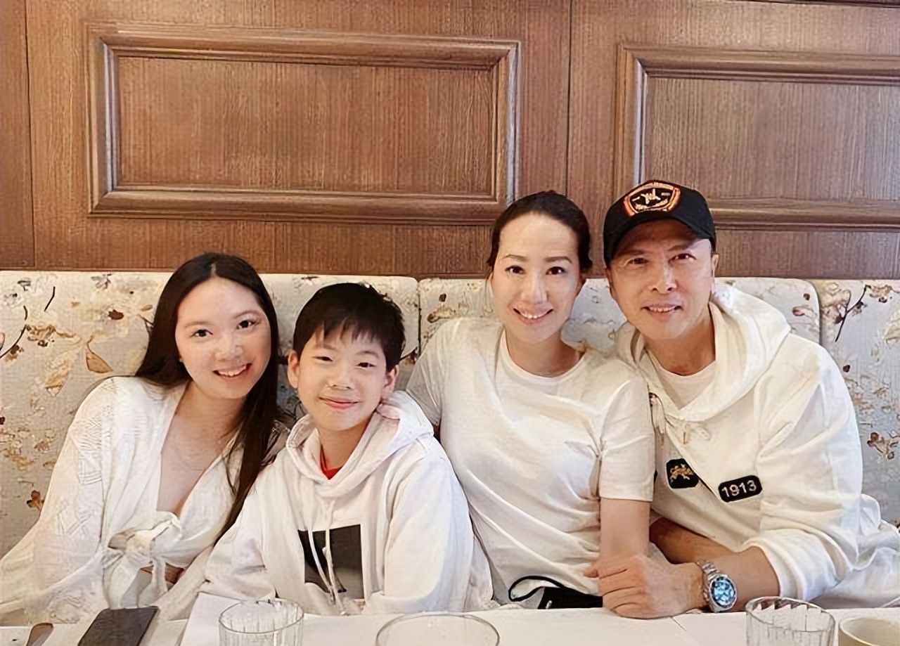 甄子丹一家四口亮相老婆穿紧身裙气场炸裂女儿长腿不输超模妈