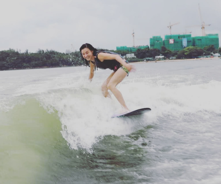 张柏芝穿背心短裤下水游泳长腿泡水中又细又白手机落水引尖叫