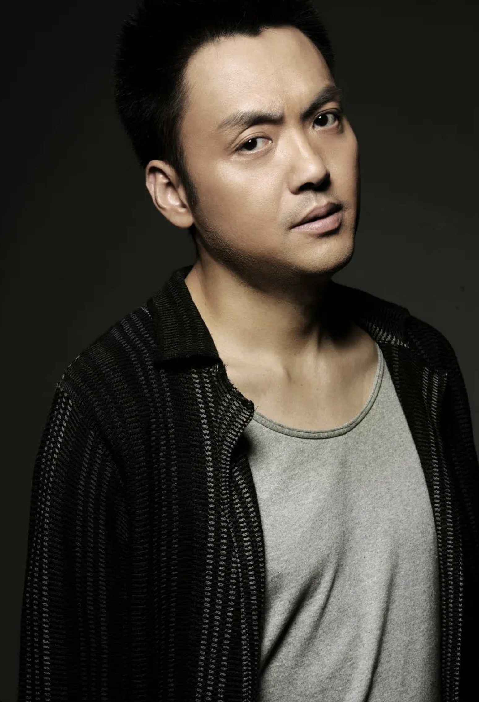 如今,朱宏嘉早已过上了低调平静的普通生活,把演员当成了职业,活出了