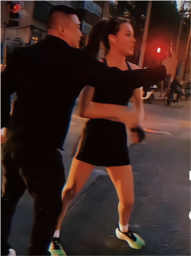 冠军谷爱凌也被吓到啦！穿露脐装秀马甲线，被陌生男子拦住太吓人休闲区蓝鸢梦想 - Www.slyday.coM