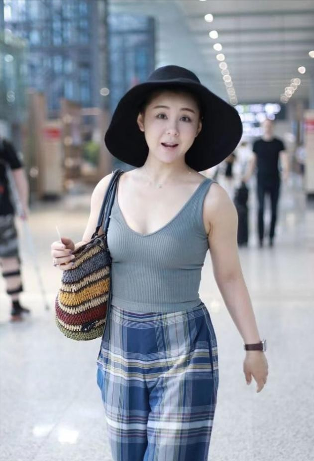 李小萌一家三口走机场儿子胖嘟嘟她穿吊带秀丰满身材太养眼