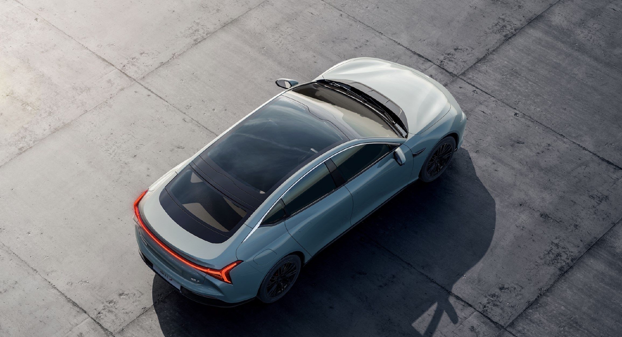 车内更通透 明暗都随心 哪吒s运用电致变色技术打造智能天幕-新浪汽车