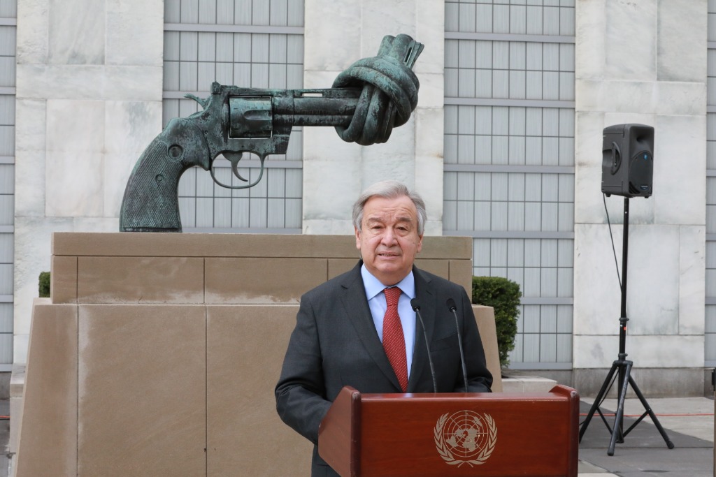 4月19日，联合国秘书长古特雷斯在纽约联合国总部标志性雕塑“打结的手枪”前对记者发表谈话。新华社记者谢锷摄