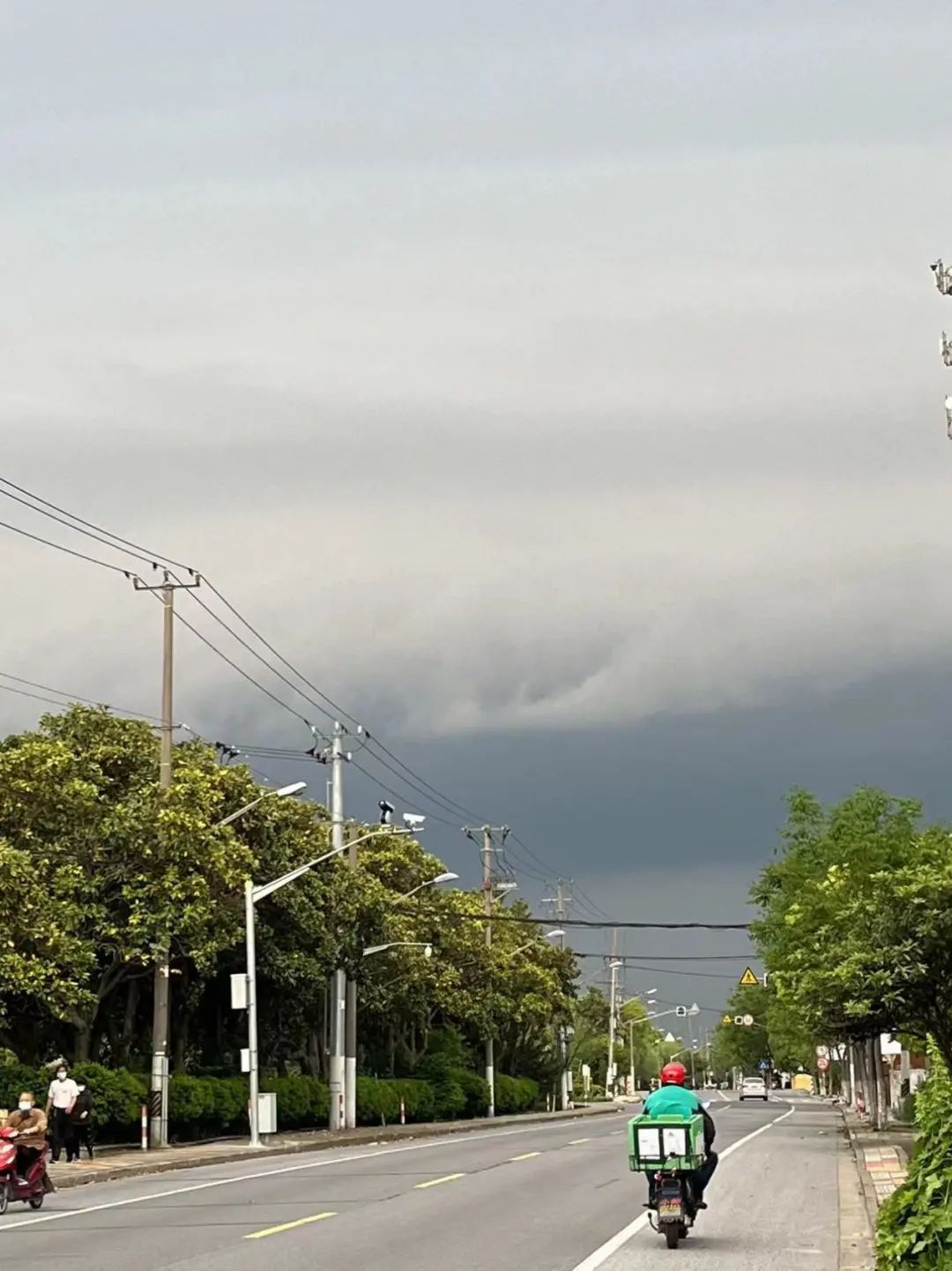 上海暴雨来袭场面壮观！江淮气旋腔势哈浓，局地下冰雹！休闲区蓝鸢梦想 - Www.slyday.coM
