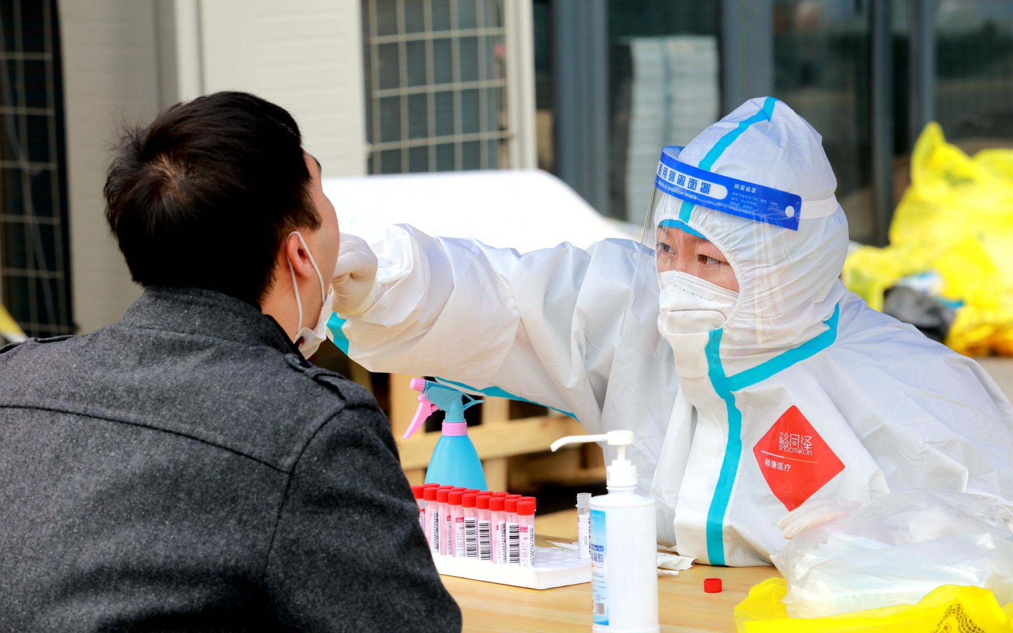 搭建临时采样点分批分时段北京朝阳有序开展核酸检测